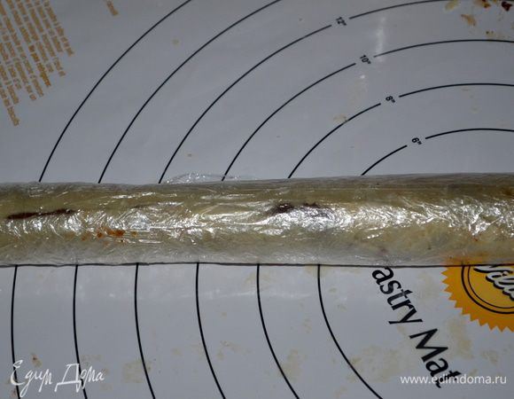 Раскатать тесто в прямоугольник. Смазать начинкой, не доходя до верхнего края на 1 см. Свернуть тесто рулетом.
Завернуть тесто в плёнку и положить в холодильник до полного охлаждения, на 3-4 часа или ночь (тесто должно быть плотным, при нарезке оно не будет мяться и печенье сохранит круглую форму) на этом этапе тесто можно заморозить.