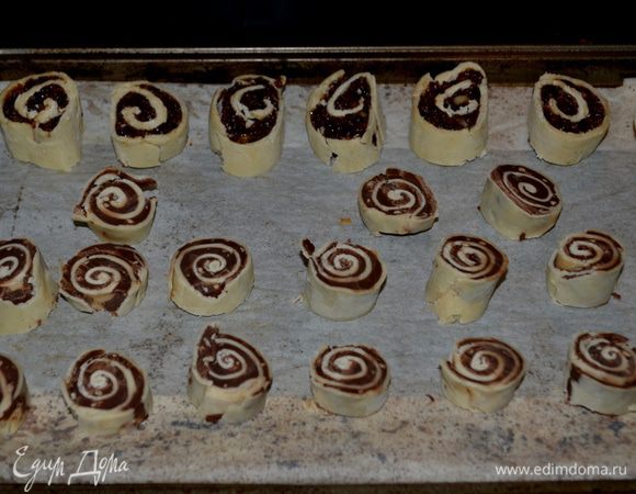 Разогреть духовку до 180 гр.
Застелить противень пекарской бумагой.
 
Нарезать печенье  толщиной  1 см.
Выложить на противень на расстоянии 2 см.
Выпекать 15-18 минут до лёгкого зарумянивания по краям.
 
Остудить печенье на решётке.
Хранить в закрытой посуде или заморозить.