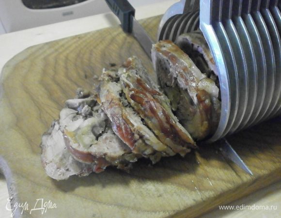 Рулет нарезать на порционные кусочки.