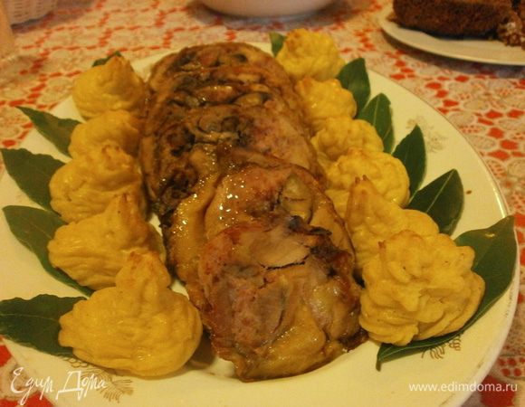 Выложить на блюдо, полить подливой. Вокруг выложить гарнир. Приятного аппетита!