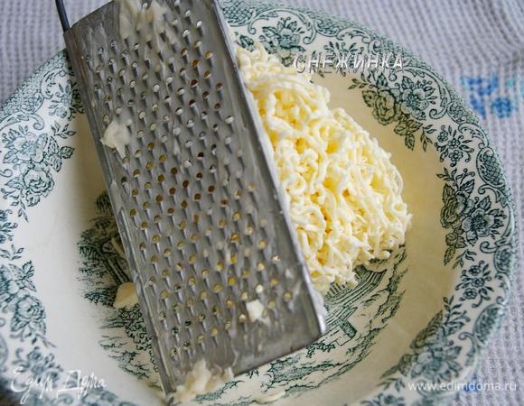 Плавленые сырки натираем на сырной тёрке.