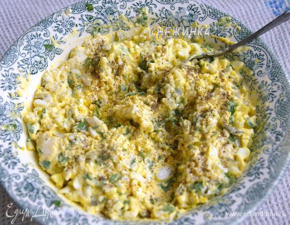 Соединяем все составляющие с плавлеными сырками и майонезом. Перчим по вкусу.