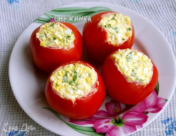 Плотно утрамбовываем полученную массу в помидоры. Можно дать постоять минут 30 в холодильнике, чтобы внутри помидора всё скрепилось.