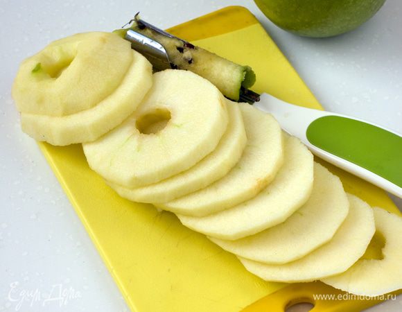 Зеленые яблоки очистить от кожуры, удалить сердцевину, порезать на кружочки.