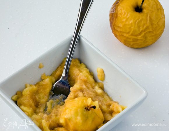 Пока готовится свинина, приготовим флан. В оригинальном рецепте его готовили из чеснока, хм ... я хоть и люблю чеснок, но не настолько, чтобы запекать его в таких количествах. Поэтому заменила 4 головки чеснока двумя небольшими яблоками. Кстати, яблоки лучше всего поставить запекать (200 градусов 5-10 минут) в тот момент, когда вы занимаетесь разделкой мяса, они немного остынут к этому времени, и их можно будет очистить от шкурки и превратить в пюре любым удобным для вас способом. Я просто сняла мякоть вилкой.