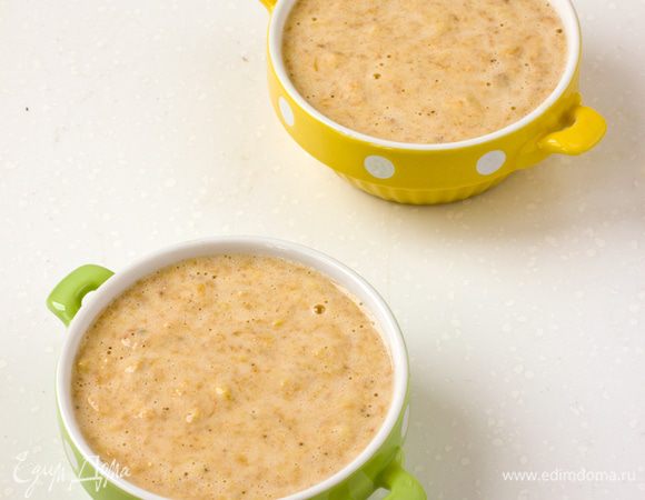 Флан готовится полчаса, поэтому, чтобы успеть подать его вместе с мясом, быстро смешиваем яблочное пюре, яйцо, муку и сливки. Солим, перчим. Пробуем, выравниваем вкус. Выкладываем в формочки, ставим рядом со свининой. Флан очень красиво поднимется во время запекания, но после остывания слегка опадет.