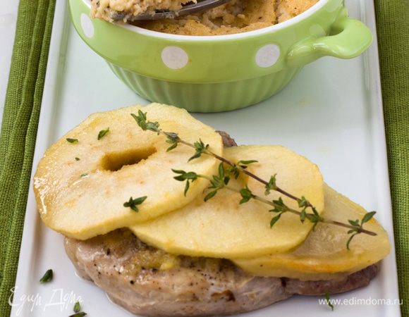 Не вынимая флан из формочек, подаем вместе со свининой. Свинина получается очень нежной и ароматной, яблоки помогают мясу остаться сочным во время запекания и придают ему приятный вкус и аромат..
 Осторожно, очень вкусно! Не проглотите язык!))