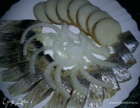 Филе серди нарезать тонкими кусочками. Картофель отварить в мундире и нарезать кружечками. Лук нарезать тонкими ломтиками. Все подготовленные ингредиенты выложить на тарелку и приправить растительным маслом.