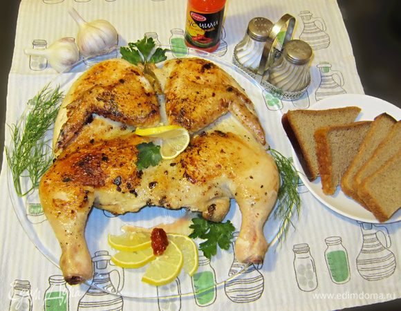 Переложить готового цыпленка на блюдо, сбрызнуть лимоном и подавать, украсив зеленью. И вот такая красота получается!