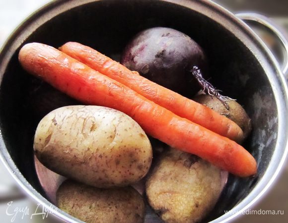 Тщательно помыть и отварить картофель, морковь и свеклу до готовности. 