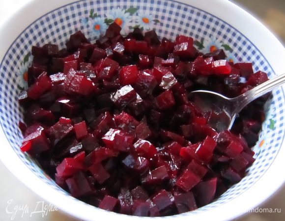 К свекле (в отдельной миске) добавить 1 ч. л. сахара, винный красный уксус и заправить оливковым маслом. Перемешать.