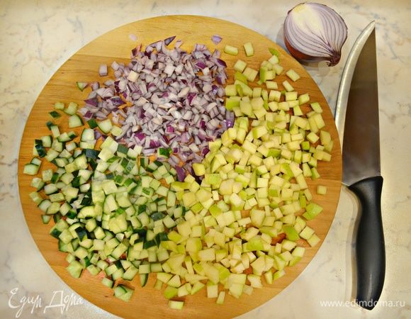 Порезать также небольшими кубиками зеленое яблоко, свежий огурец и мелко — красный лук.