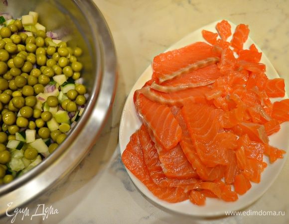 В  глубокой емкости соединить все овощи, кроме свеклы. Добавить зеленый горошек. Слабосоленого лосося нарежьте пластинами, затем — на небольшие кубики и также добавьте к овощам.