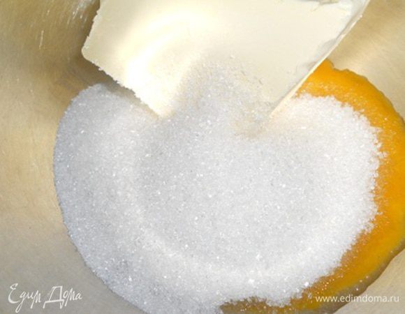 Сахар (65 г) растереть с маслом и желтком.Добавить разрыхлитель и муку и замесить тесто, оно должно быть мягким и немножко липким.