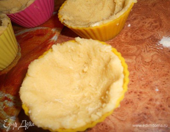 Выложить тестом  формочки для основы  песочных корзиночек. Выпечь при температуре 240 градусов около 15 - 20 минут до золотистого цвета.