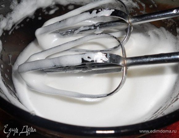 Белки начать взбивать с щепоткой соли, добавить 30 г сахара и взбить.