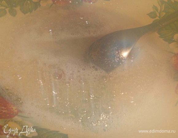 Остальной сахар смешать с водой и поставить на плиту, проварить 2 - 3 минуты.