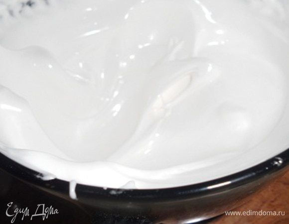 Взбивая белки, тонкой струйкой влить горячий сахарный сироп и взбивать до устойчивых пиков.