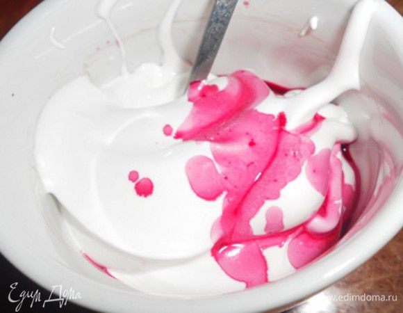 Немного белка отложить и добавить свекольный сок, перемешать.