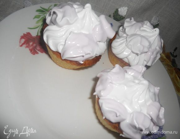 Взять корзиночки,остуженные - в серединку положить ложечку повидла, через кондитерский мешок выдавить красиво белый белковый крем, а затем сбоку украсить розовым белковым кремом.