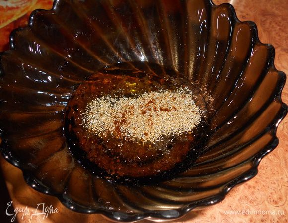 В миску налить воду, добавить соль, мускатный орех, масло, дрожжи и перемешать.