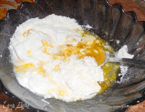 Добавить муку и начать замешивать тесто.