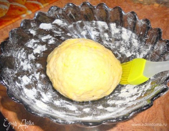 Когда тесто замесите, нужно его смазать небольшим количеством масла и поставить на подход на 35 минут.