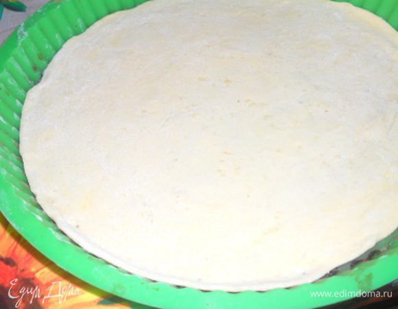 Тонко раскатать тесто и кладем его в форму.