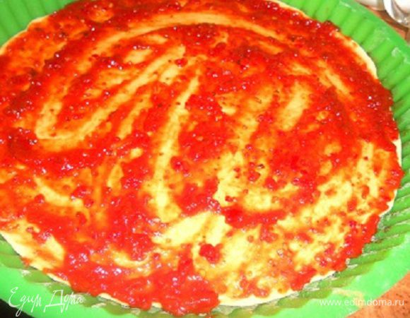 Смазать всю поверхность теста томатным соусом.