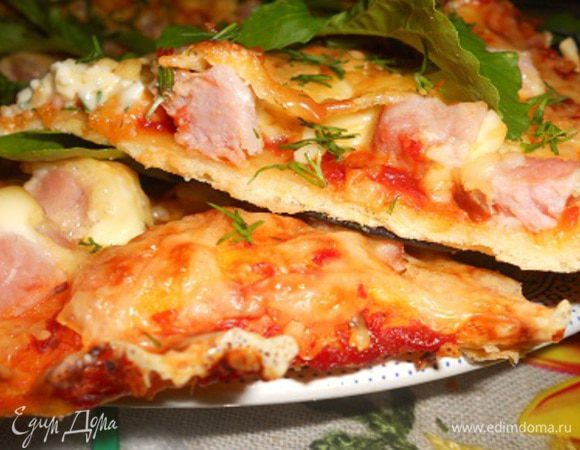 Выпекать при температуре 165 градусов 15-20 минут. Достать из духовки, посыпать измельченным укропом и украсить рукколой.
Приятного аппетита.