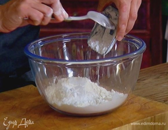 Муку соединить с сахарной пудрой, крахмалом, разрыхлителем и солью.