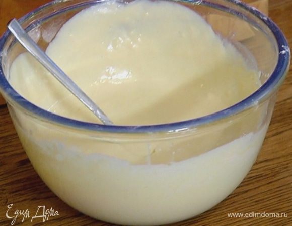 Добавить кефир, затем яйца и перемешать.