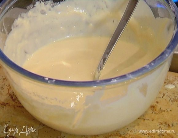 Влить 4 ст. ложки оливкового масла и еще раз перемешать. Дать тесту немного отдохнуть.