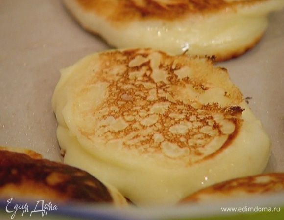 Разогреть в сковороде немного оливкового масла и испечь оладушки.