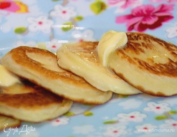 Готовые оладьи смазать сливочным маслом и полить кленовым сиропом.