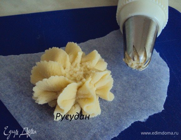 Взбить миксером масло с сахарной пудрой, до кремообразного состояния. Ввести белки, по одному, не прекращая взбивать. Ввест ваниль и просеяную муку. Смешать,до однородности.
Наполнить кондитерский мешок с насадкой снежинка или звездочка тестом и отсадить наши будущие печенюшки на противень, выстланный пекарской бумагой. Тесто крутое и отсаживать тяжело.
