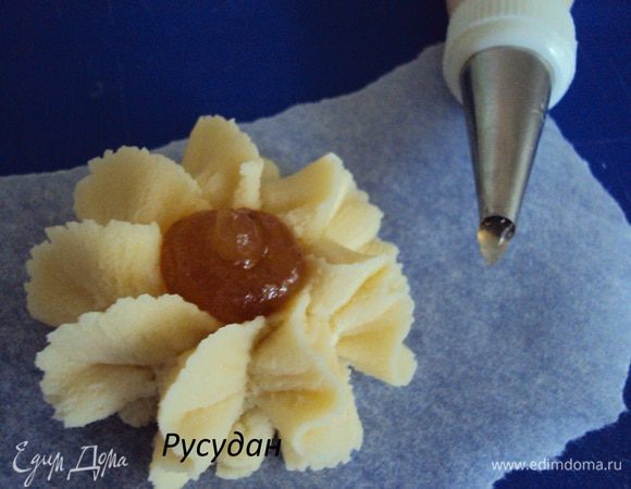 (если тесто слишком густое, можно разбавить его молочком, но не слишком много. На вкусе не отражается)
В центре печенья сделать пальцем углубление и из конд.мешка, с насадкой узкая трубочка, выдавить павидло.