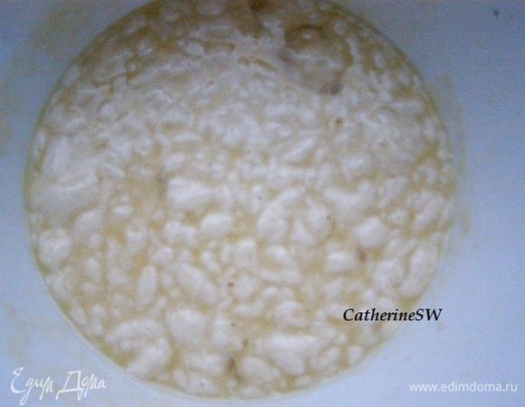 Вольем в опару растопленный и остывший маргарин, воду, добавим сахар, соль, яйца, ванильный сахар. Перемешаем. 