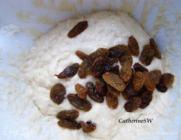 Добавим муку, вымесим. В конце замеса добавим изюм