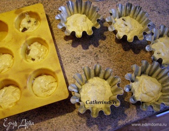 Смажем формы маргарином. Разложим тесто по формам. Получится 10 ромовых баб по 90-100 г. Рассаиваем 60 - 80 минут при температуре 30-33 градусов (это в расстоечном шкафу). У меня при комнатной температуре бабы увеличились в объеме в три раза за час