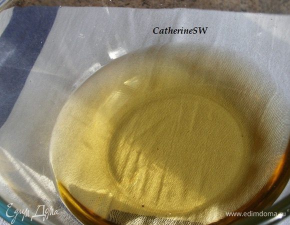 Сварим сиром. Сахар растворим в горячей воде, доведем до кипения, снимем пену, добавим коньяк. Охладим