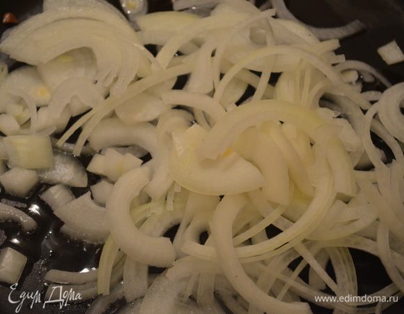 Лук нарезать полукольцами и обжарить 2-3 минуты на растительном масле.