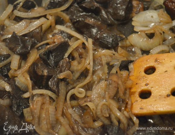 Добавляем грибы и жарим все вместе, пока вся вода не выпарится. Я брала 300 г замороженных лесных!