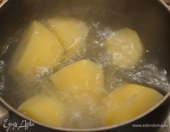 Картофель отварить.