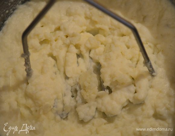 Картофель смять в пюре с добавлением горячих сливок.