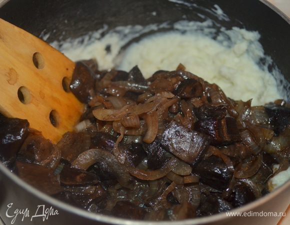 Смешиваем грибную и картофельную массы.