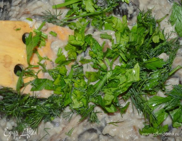 Добавляем зелень, мелко нарубленную, солим и перчим. Как следует перемешиваем! Все, начинка готова. 