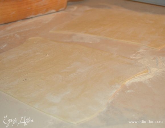 Тесто раскатать в тонкий пласт и нарезать на 3 или 4 прямоугольника! У меня было 2 листа и вышло 4 заготовки, если у вас 1 - то можно и на 3 части!