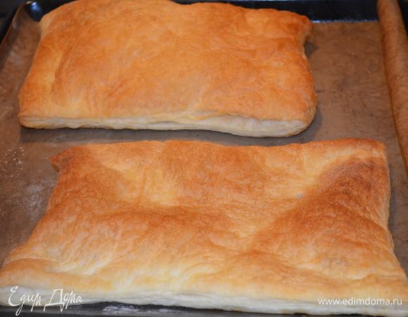Укладываем на противень по 2 пласта теста и выпекаем при 200 гр. 12 минут, они должны чуть подрумяниться.