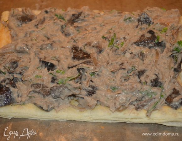 На противень кладем 1 корж, промазываем его кремом.